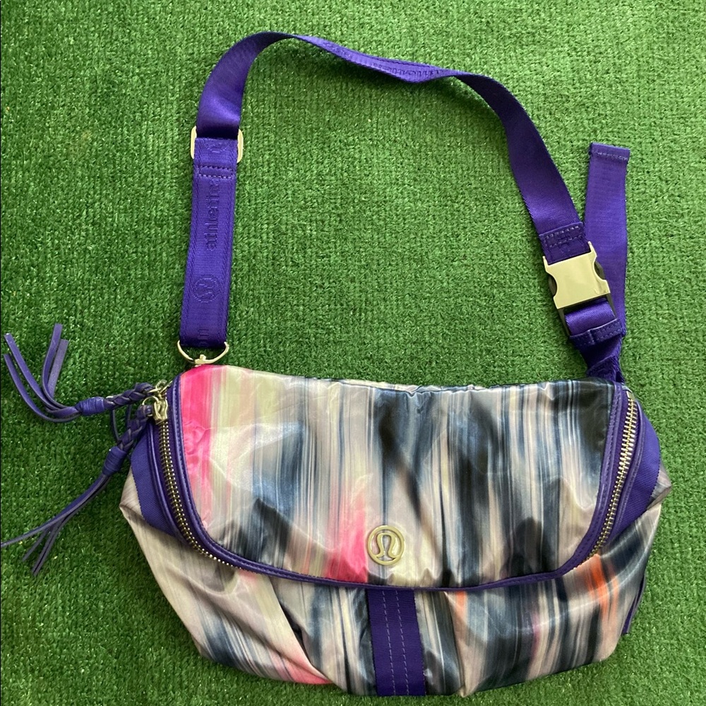 NWOT Women’s lululemon purple pink crossbody purse sling pack Fanny festival mom